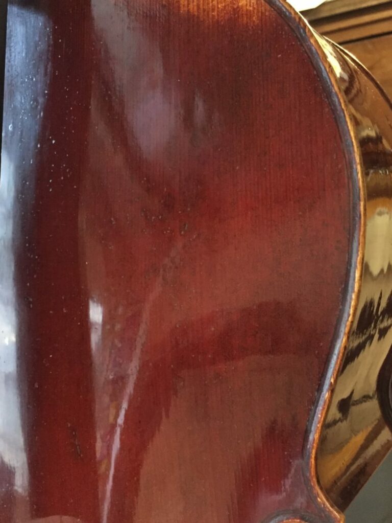 Restauration du vernis d’un violoncelle.